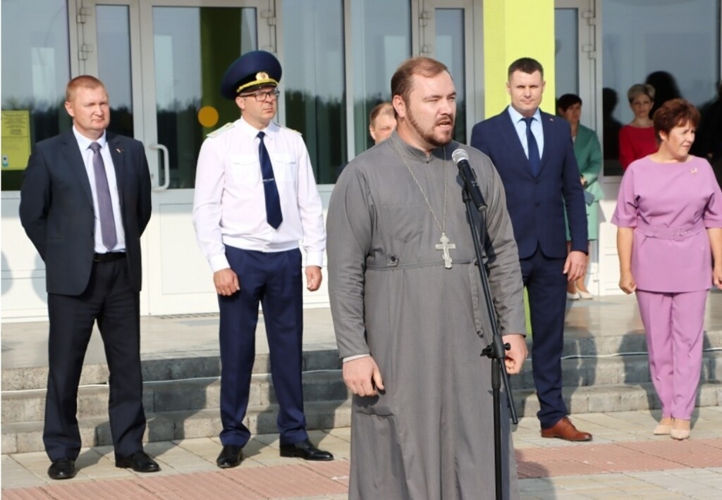 Иерей Алексей Коляда принял участие в торжественной школьной линейке