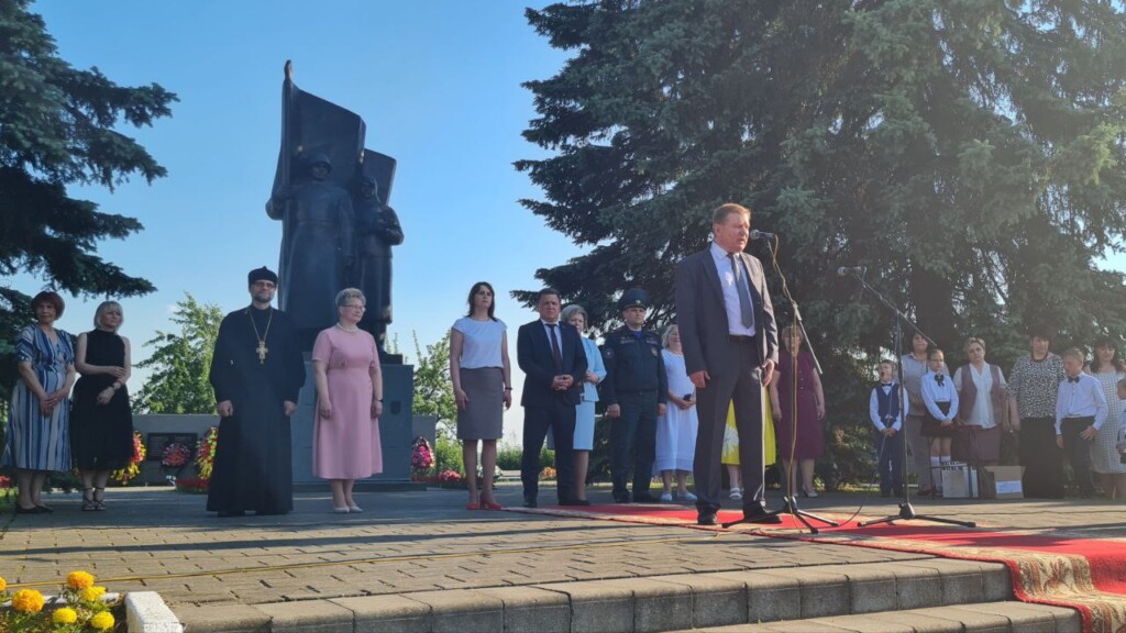 Протоиерей Александр Мартинчик принял участие в районной линейке выпускников