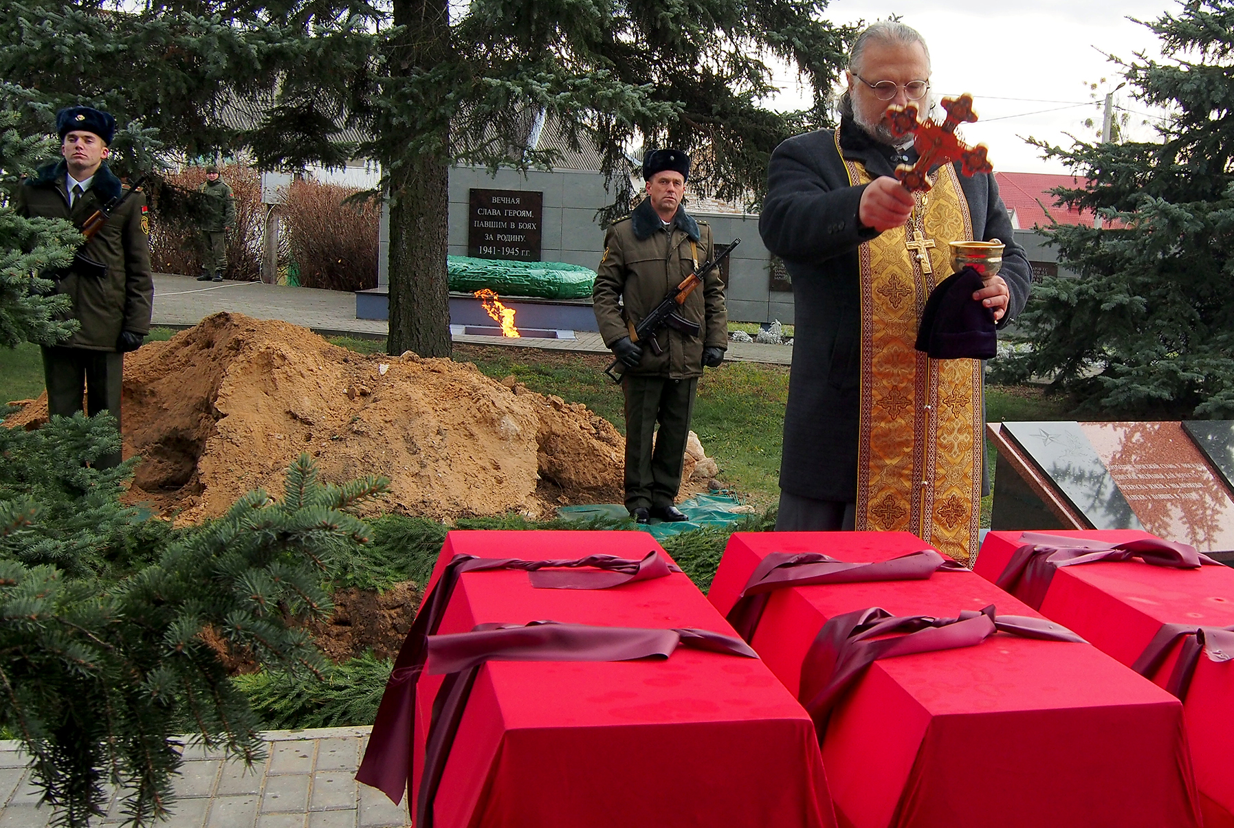 В Столбцах перезахоронили останки солдат, погибших в годы войны