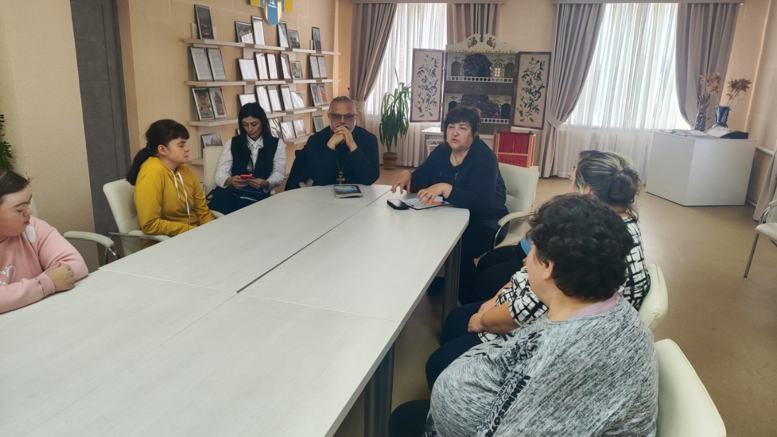 Иерей Георгий Курьян провел беседу с молодыми инвалидами