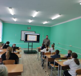 Иерей Сергий Довыденко встретился с учащимися начальных классов