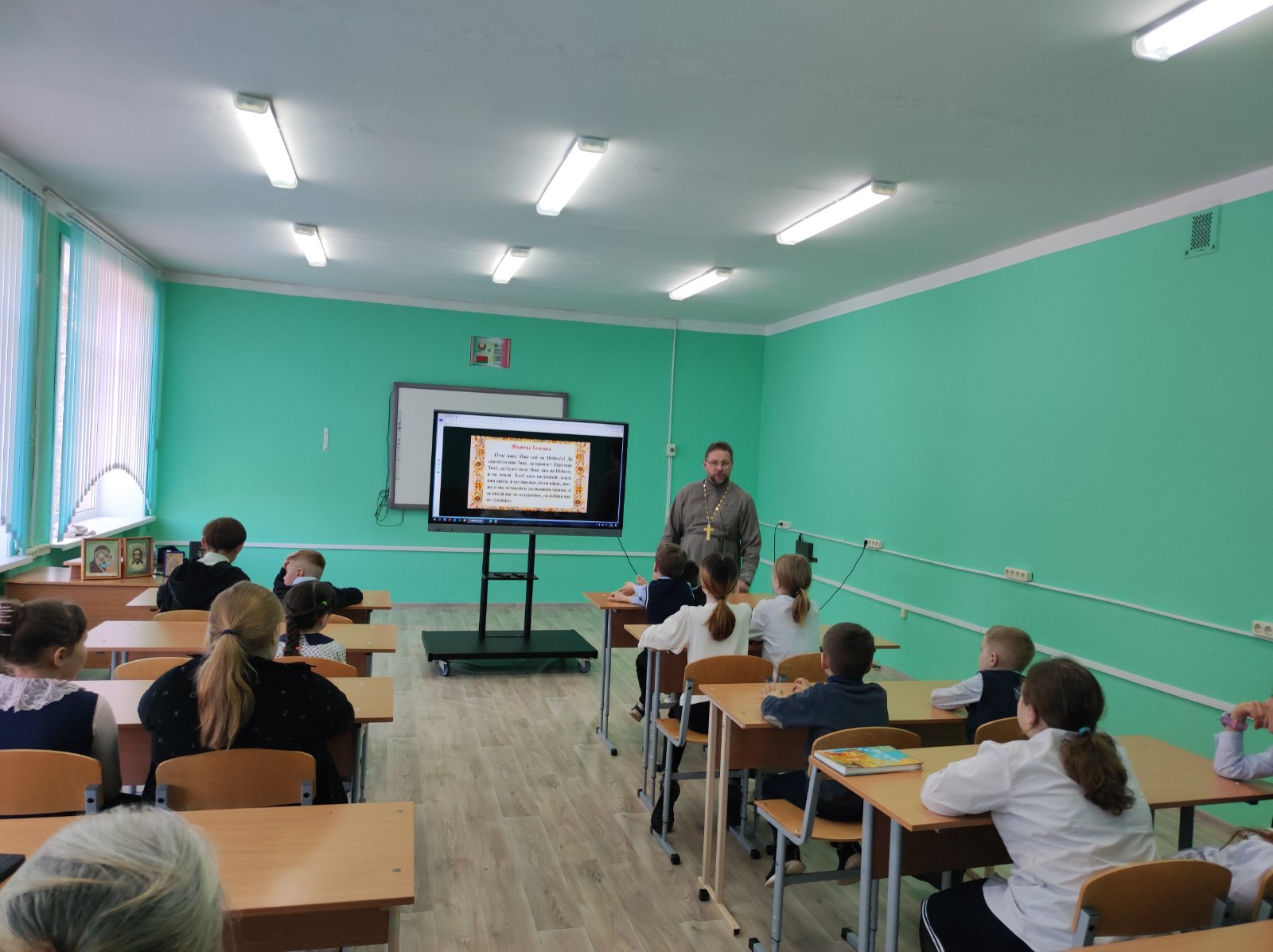 Иерей Сергий Довыденко встретился с учащимися начальных классов