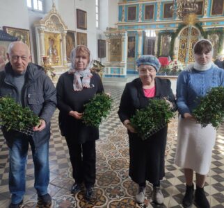 Волонтеры помогли украсить столбцовский собор к празднику Пасхи