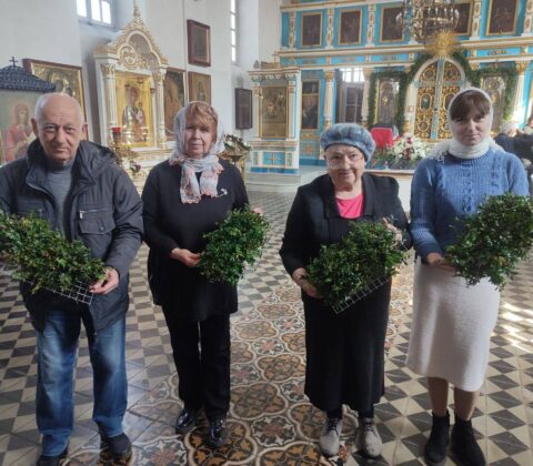Волонтеры помогли украсить столбцовский собор к празднику Пасхи