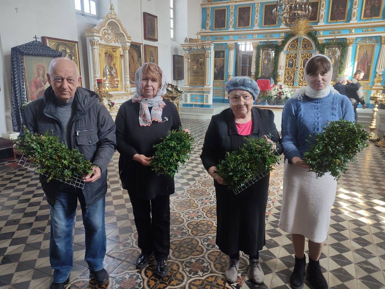 Волонтеры помогли украсить столбцовский собор к празднику Пасхи