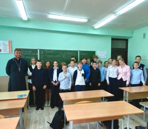 Иерей Алексей Кручко встретился с учащимися средней школы №3 г. Столбцы